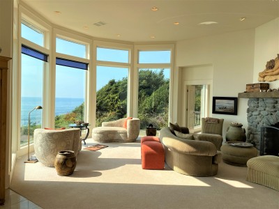Bright, open livingroom.