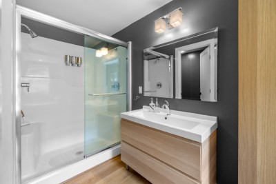 Walk in shower with dual shower heads at The Studio.
